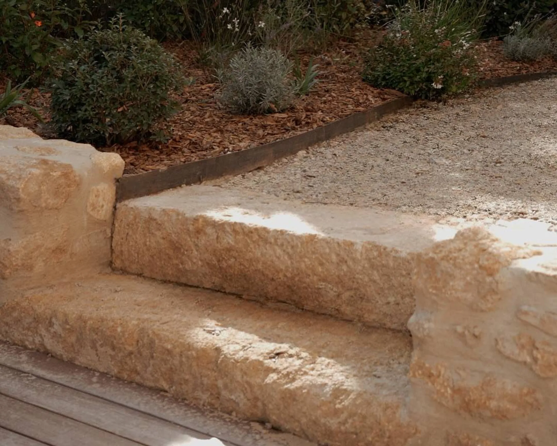 Escalier paysager en pierre brute, réalisation Carré Vert à Aix-en-Provence (13080).