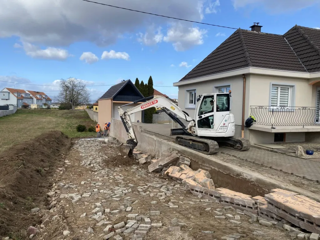 Démolition d'un mur extérieur d'une maison à Matzenheim, près de Strasbourg CLK 