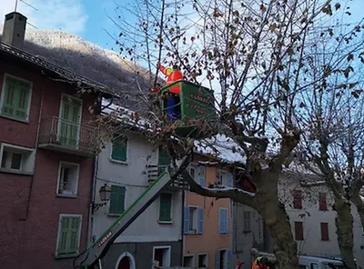 Elagage en plein centre de vieux village, Alpes Maritimes