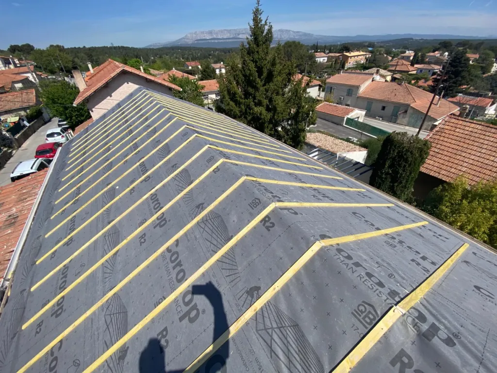 Changement d’une toiture tuiles plates de Marseille sur Gréasque près de Aix en Provence