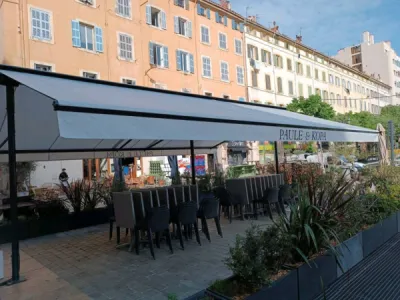 Storiste à Marseille, pour la pose de store vertical extérieur grande largeur