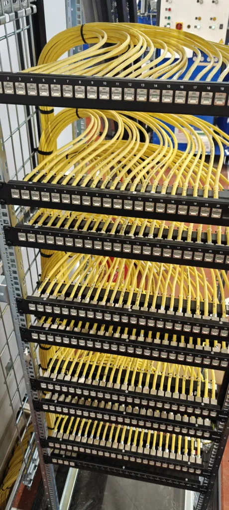 Réalisation du réseau entre les machines d'une usine à Beynost avec création d'une baie informatique et liaison fibre optique Réalisation du réseau entre les machines d'une usine à Beynost avec création d'une baie informatique et liaison fibre optique