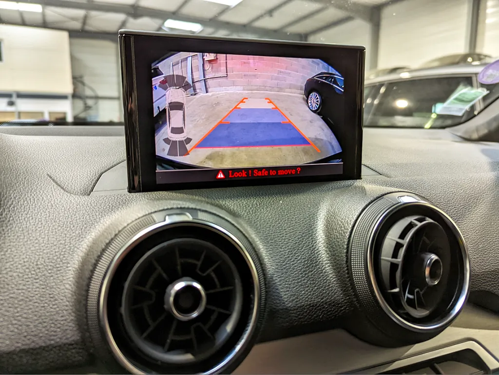 Pose caméra de recul lignes dynamiques Audi Lyon Access Auto