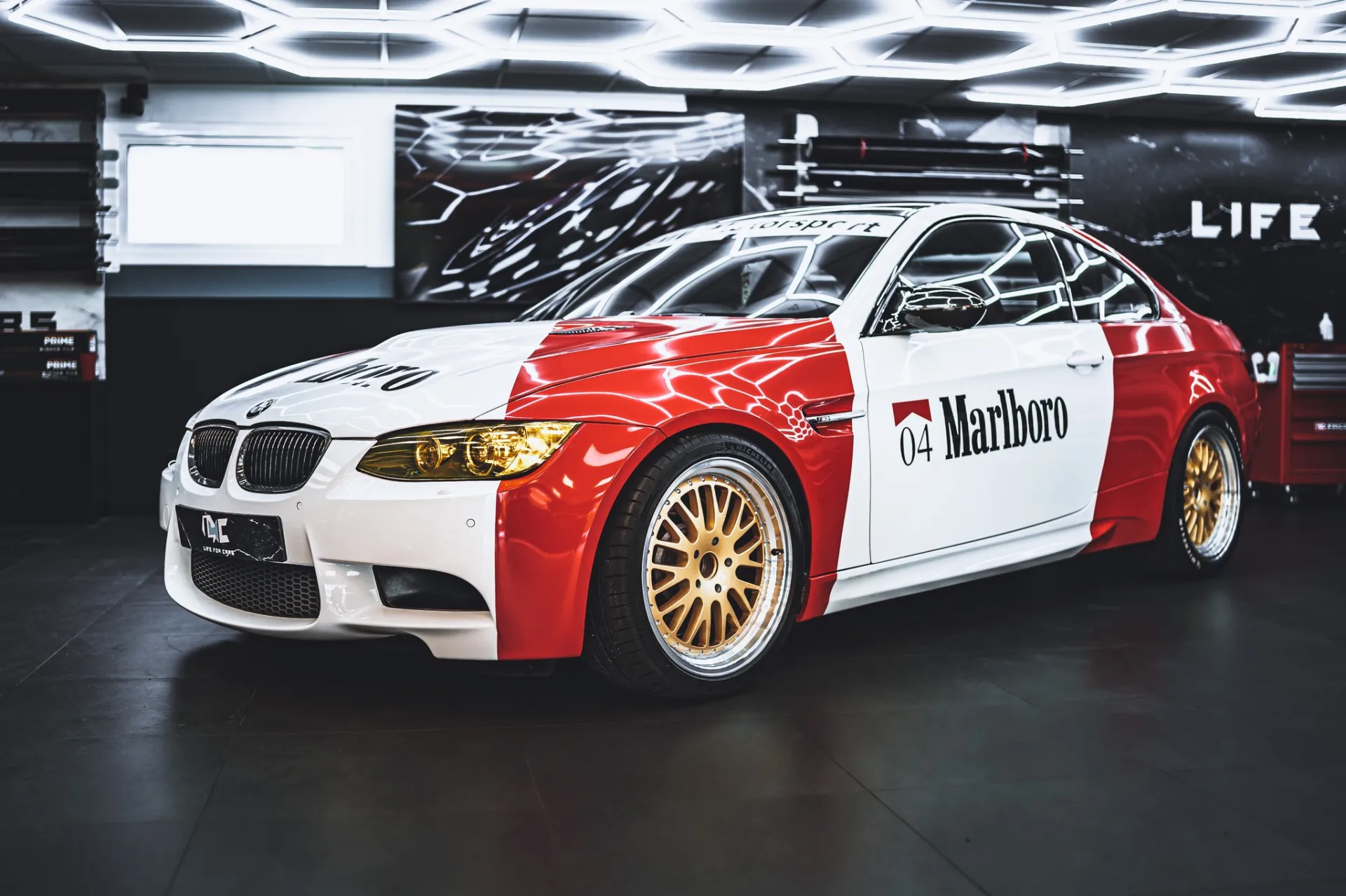 Traitement céramique KRYTEX™ Mega Glass sur les vitres d'une BMW M3 à Anglet