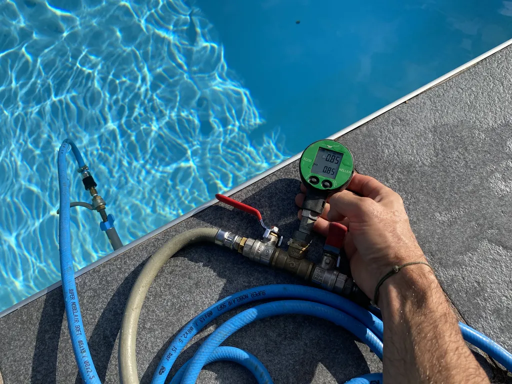 Localisation d'une fuite non apparente sur piscine coque polyester sans casse ni vidange à Bayonne dans le 64