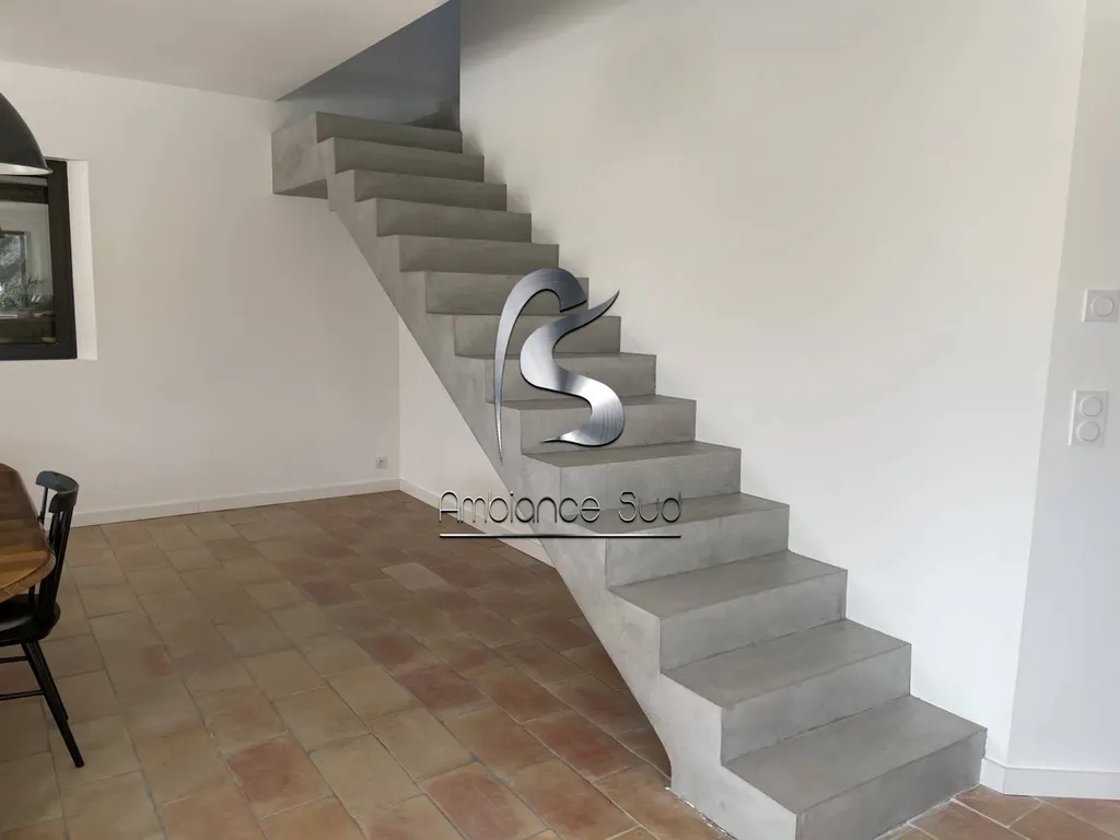Devis gratuit escalier béton ciré à Cavalaire sur Mer Var 83