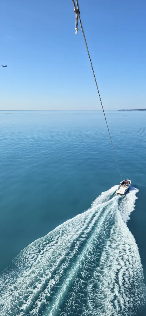 Activité après mariage avec expérience de parachute ascensionnel à Marseille à partager entre amis et famille au-dessus de la Méditerranée