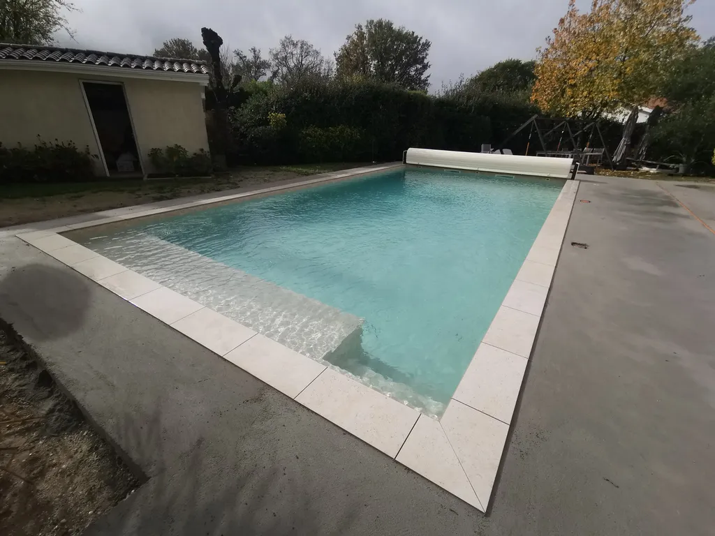 Volet roulant de piscine à Lacanau : une solution efficace pour protéger votre bassin face au vent, au sable et aux végétaux du littoral ?