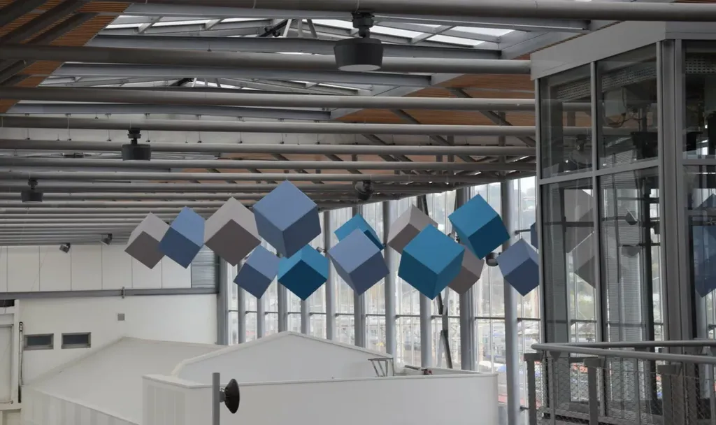 Cube acoustique suspendu KAIRO design en rPET pour plafonds et open space à Toulon et dans toute la région PACA