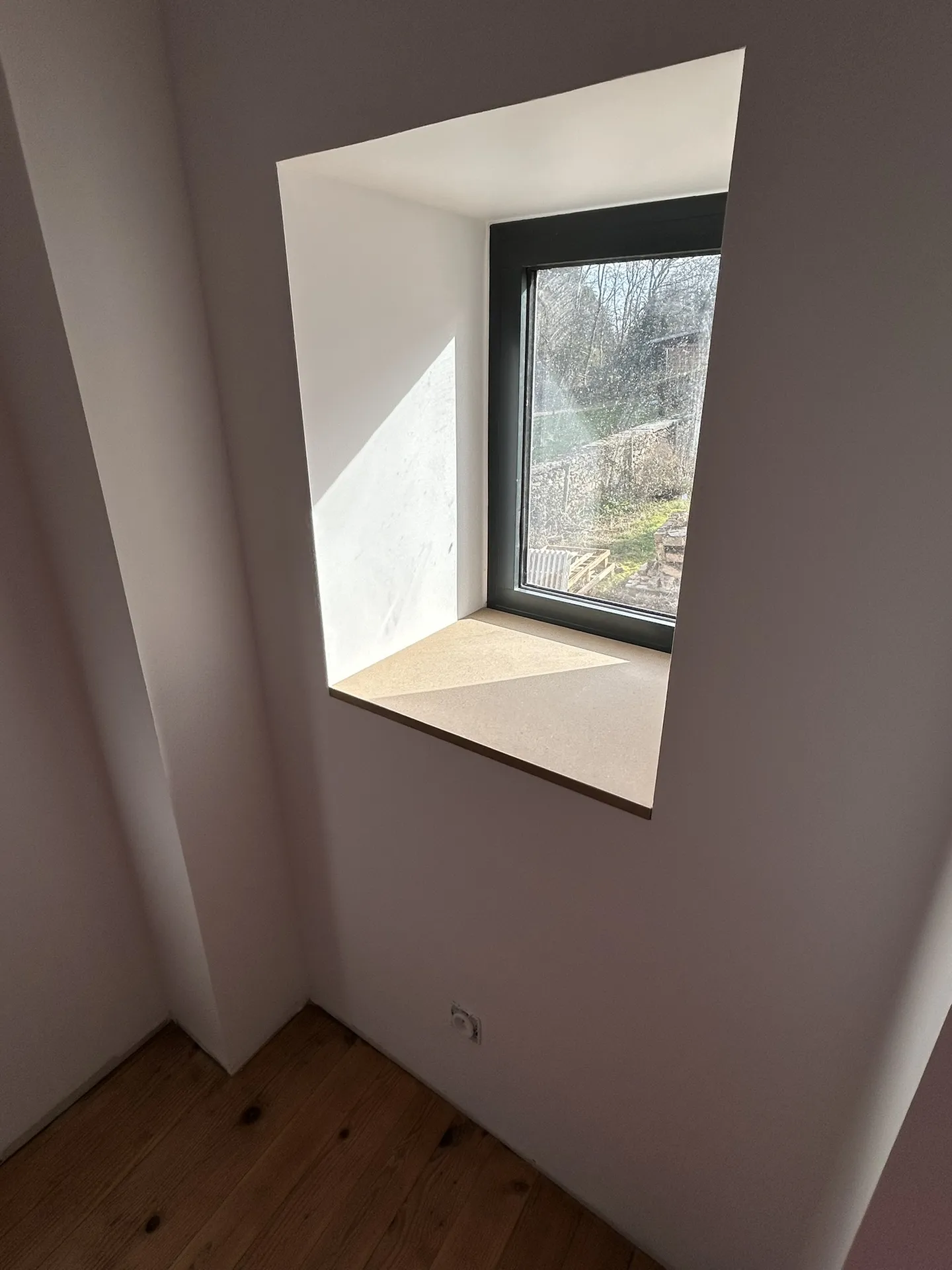 Zoom intérieur : l'ouverture créée apporte une luminosité traversante indispensable pour le confort de la pièce de vie