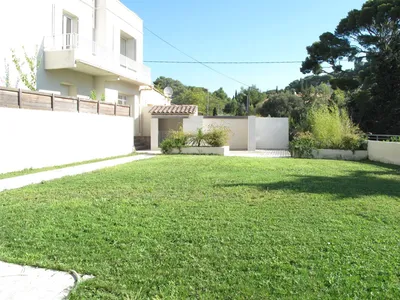 Cassis - T3/4 en duplex avec terrasse, jardin privatif, solarium et garage dans résidence sécurisée de standing   