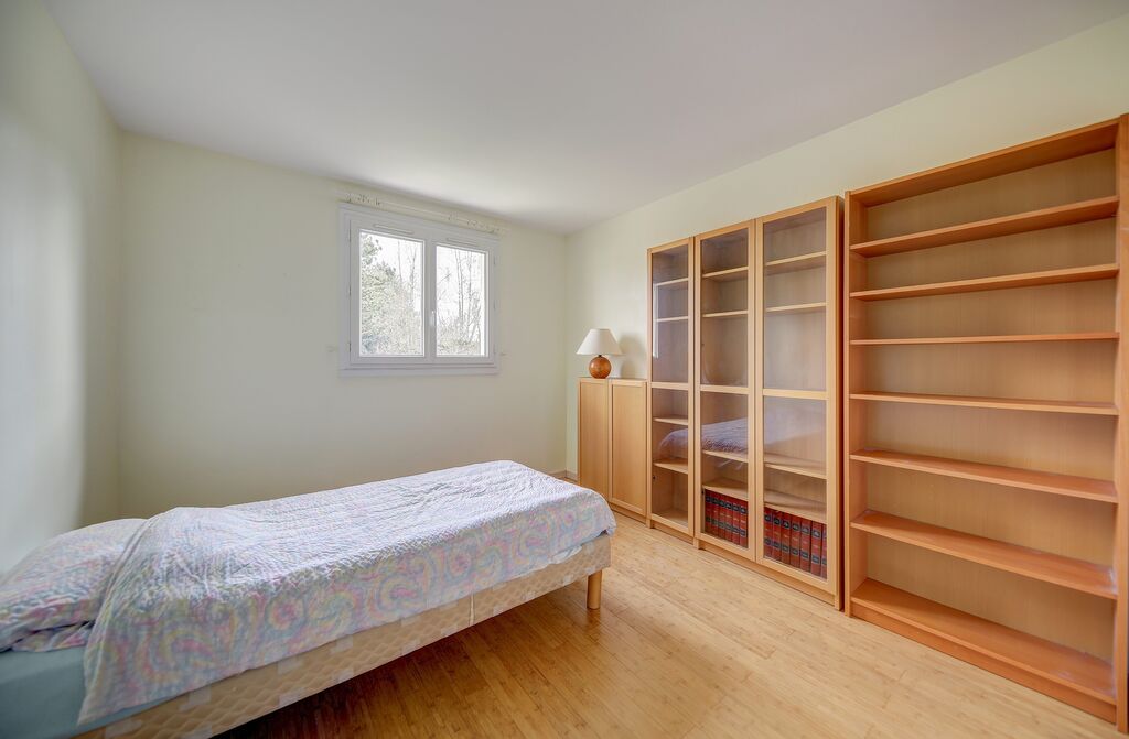 Maison familiale lumineuse avec vaste séjour à proximité du lycée international à Saint-Germain-en-Laye, combles aménageables offrant un espace supllémentaire