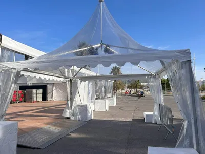 Montage de deux structures pour un congrès d'entreprise à Toulon dans le VAR