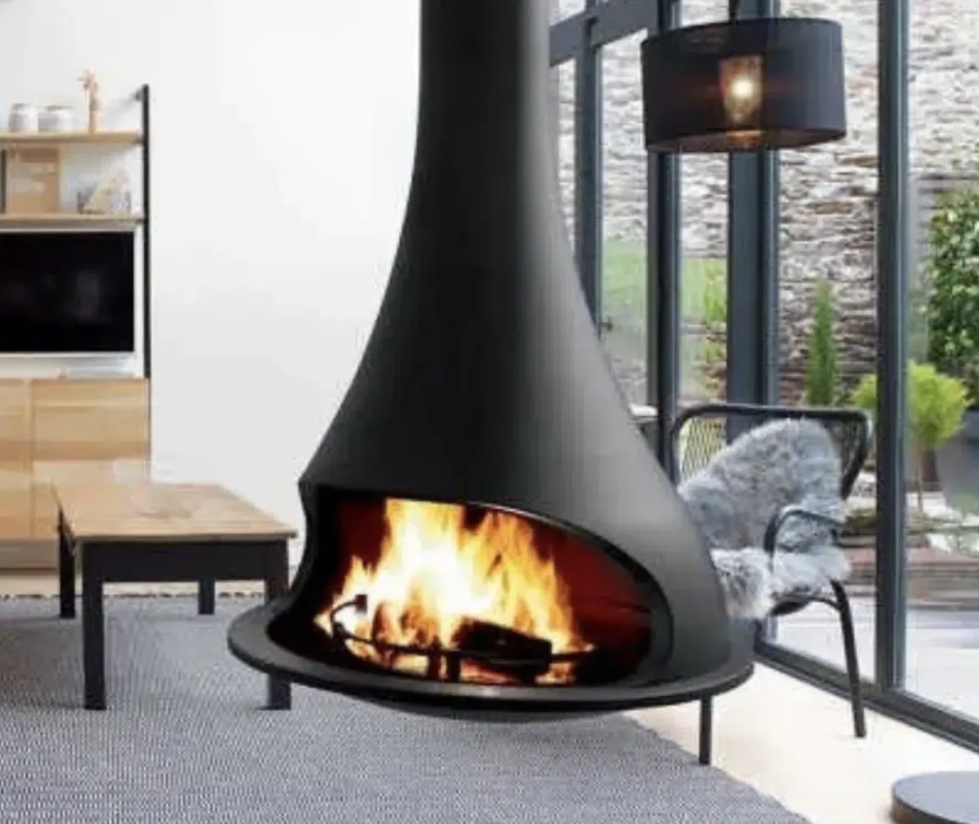 Poêle à bois suspendu : un chauffage design et efficace