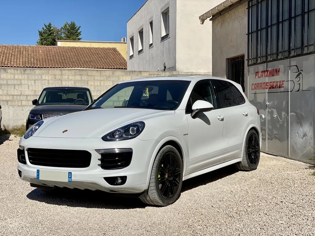 Réparation et personnalisation sur une Porsche Cayenne Hybride à Carnoux en Provence dans notre atelier proche de Marseille