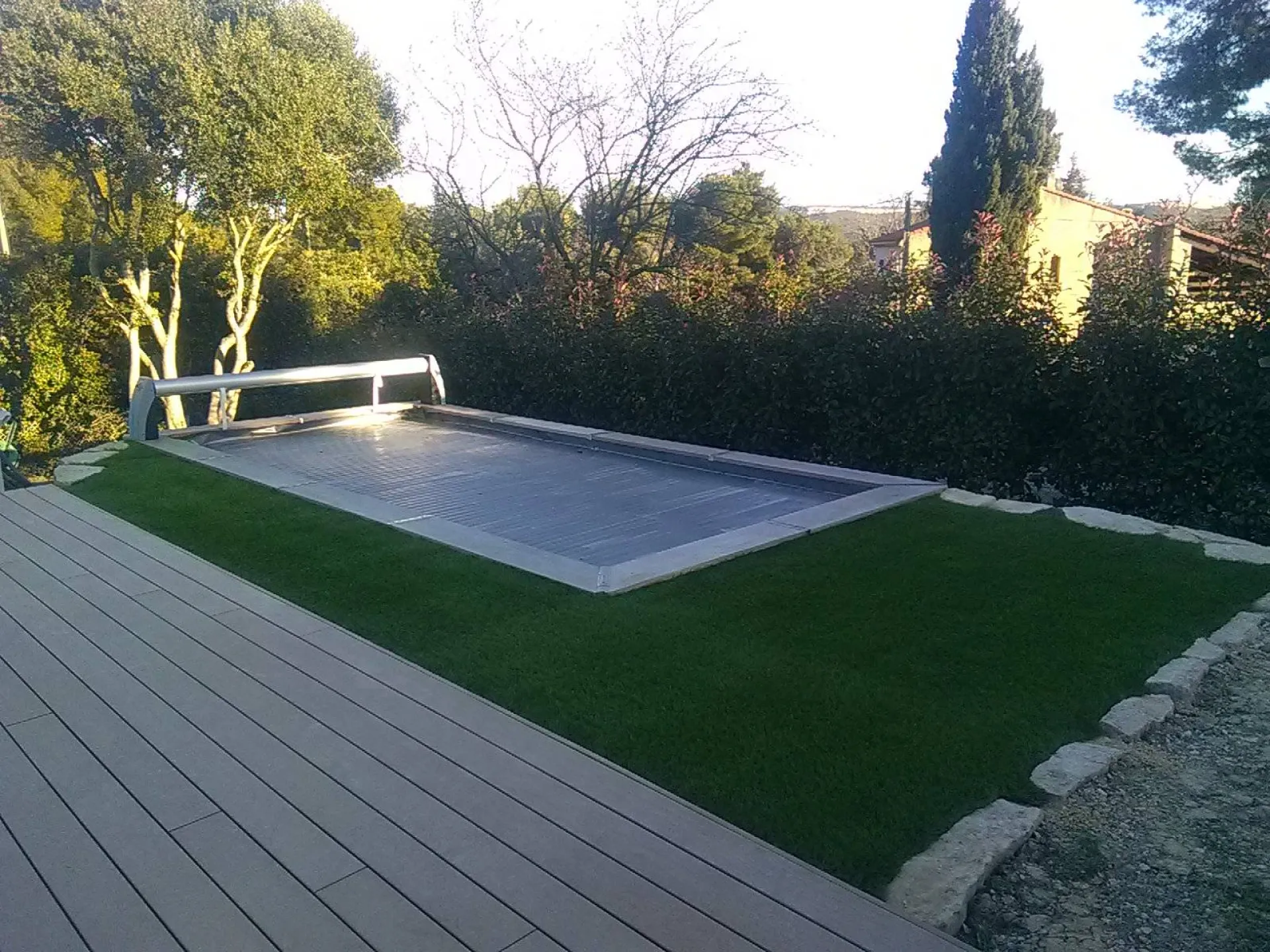 Pose de gazon synthétique autour d une piscine à Rognac
