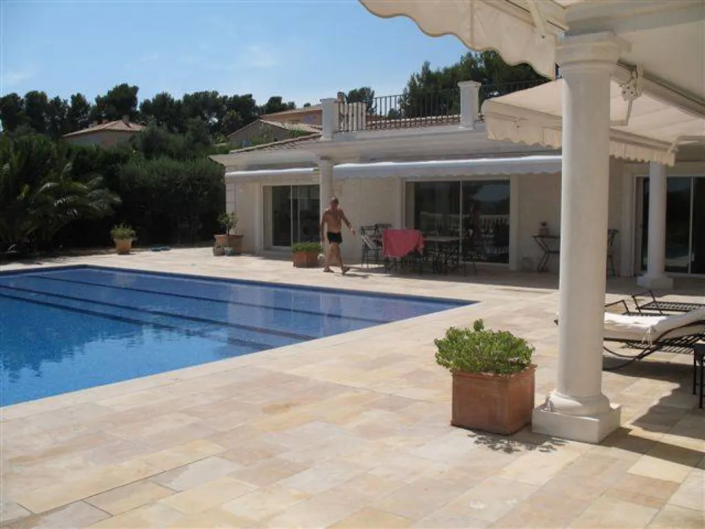 Vendeur de pierre naturelle au 36 rue de Bourgogne 75007 Paris. Terrasse piscine carrelage et parement mural. Pierre naturelle pour margelle de piscine et carrelage