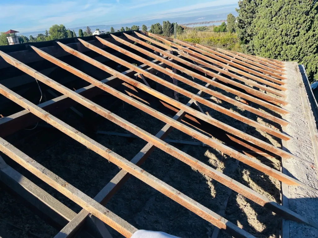 Réalisation des couvreurs de Solutoiture sur une changement de toiture de maison près de Aix en Provence