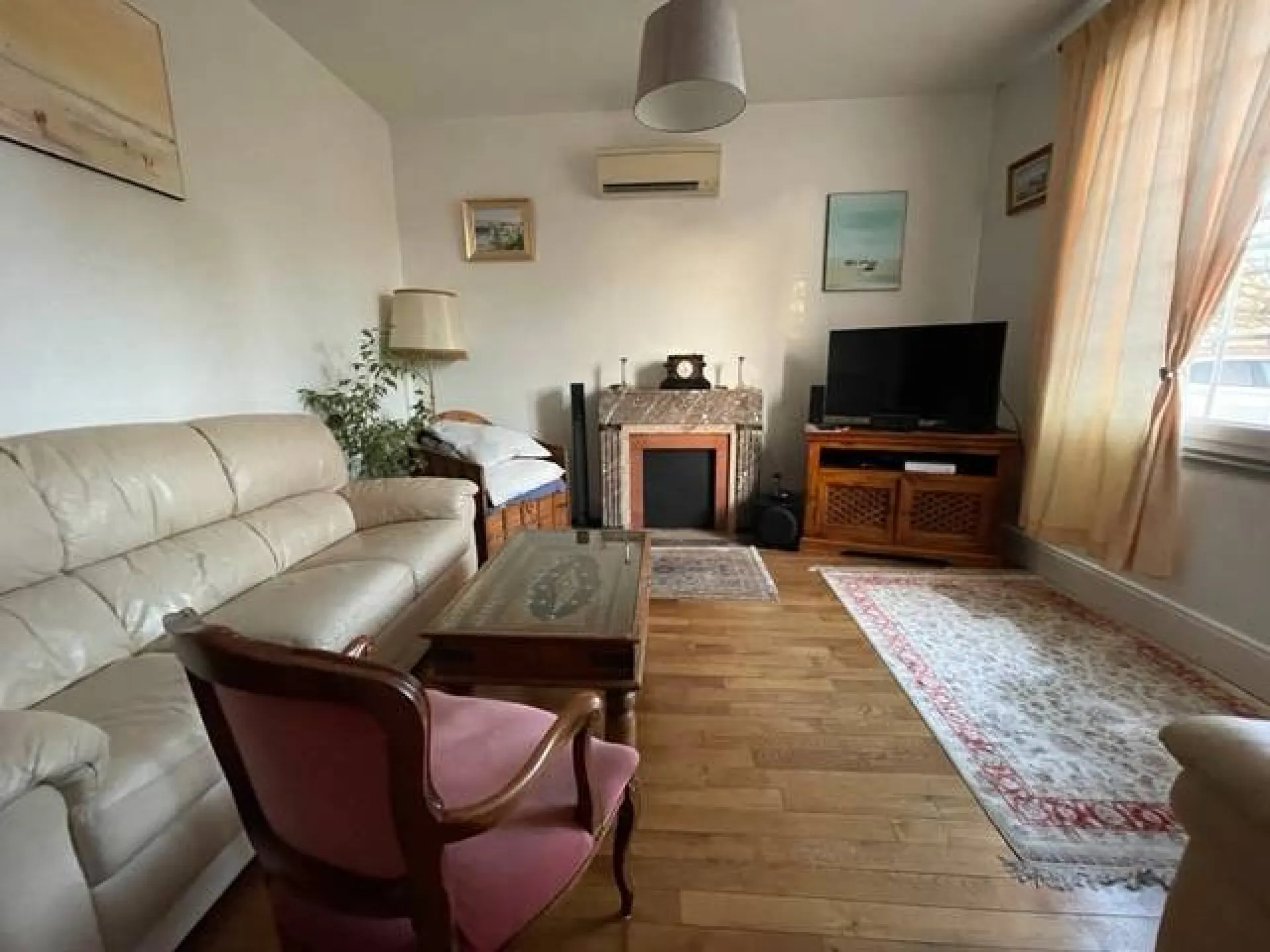 salon avec cheminée