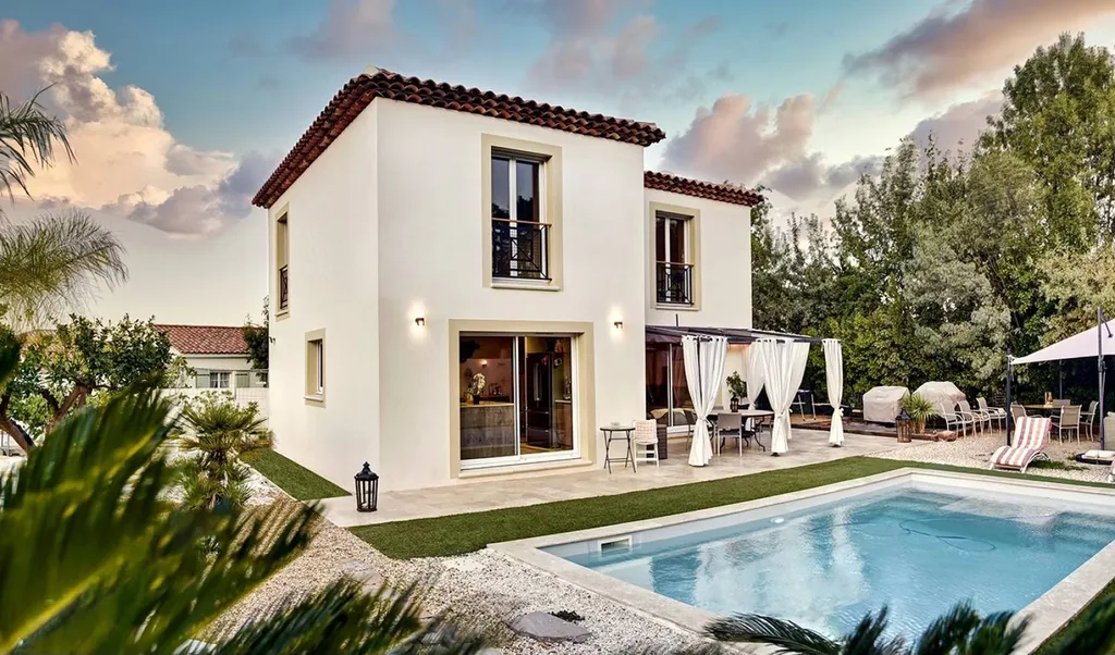 piscine coque à fond plat dans le Var à Solliès Pont