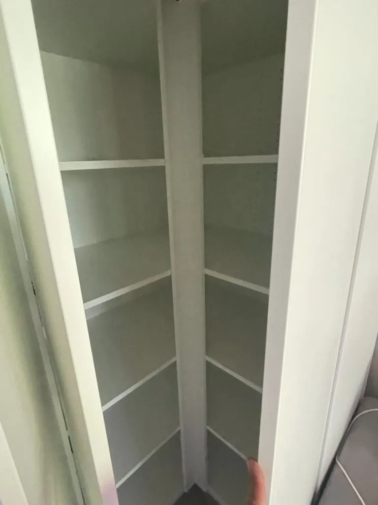 Aménagement d’un meuble de rangement d’angle en bois à Libourne