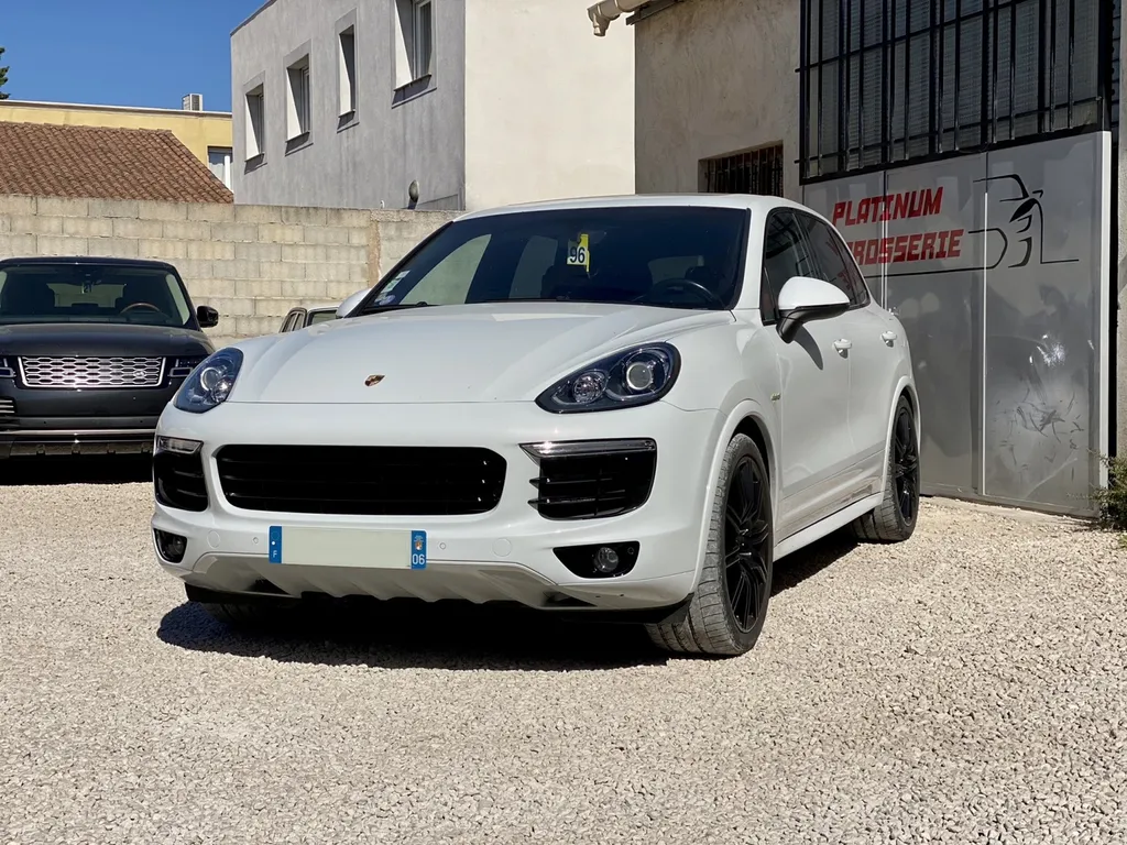Réparation et personnalisation sur une Porsche Cayenne Hybride à Carnoux en Provence dans notre atelier proche de Marseille