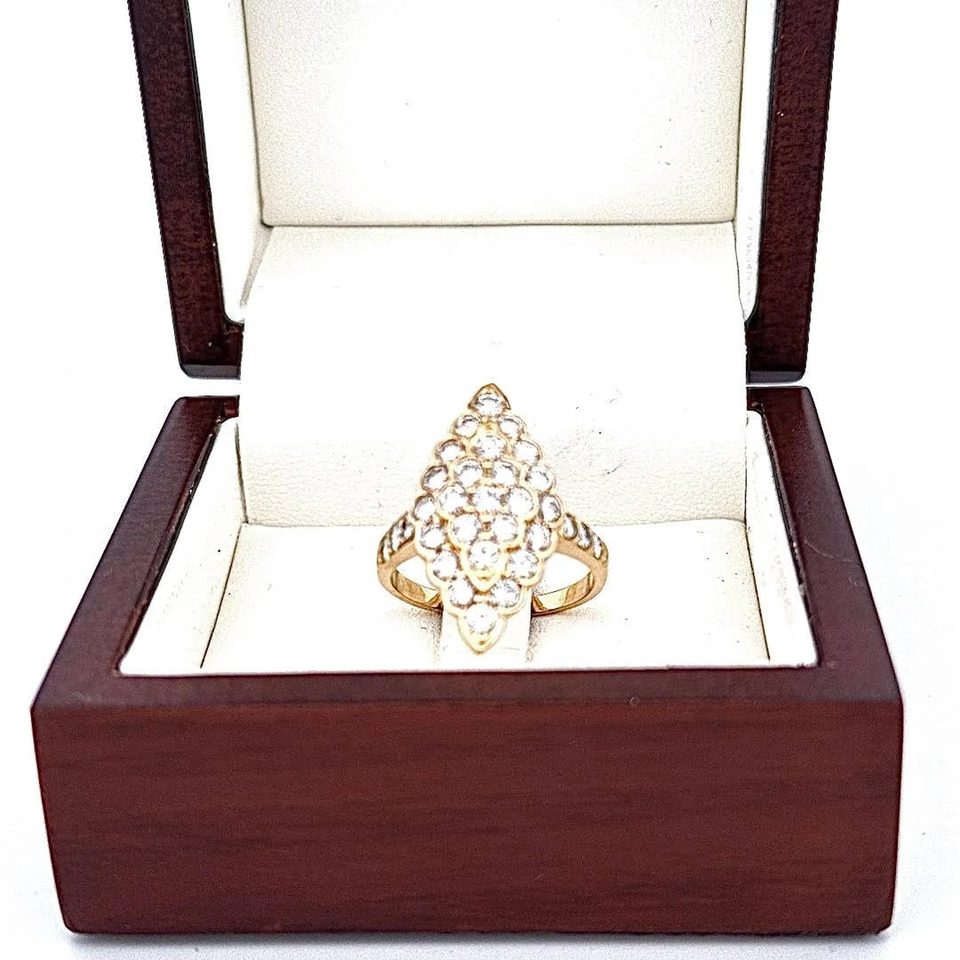 Élégance Raffinée : Découvrez le Charme de Notre Bague Marquise en or et diamants chez Or Ligne près de Bordeaux