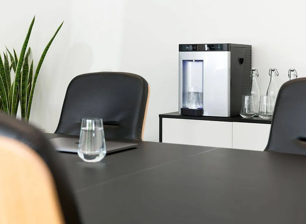 Installer une fontaine à eau à poser sur plan de travail dans une cafétéria