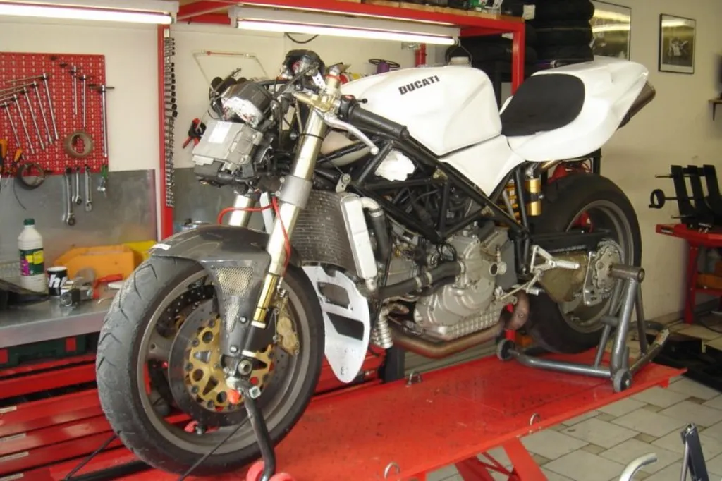 Moto Ducati 996R de circuit
