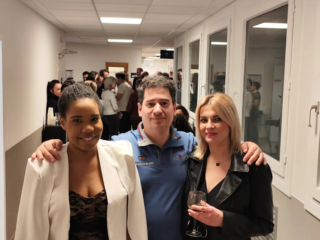 Docteur Julien Bemdame, chirurgien orthopédiste et traumatologie à l'ICP Paris avec ses infirmières