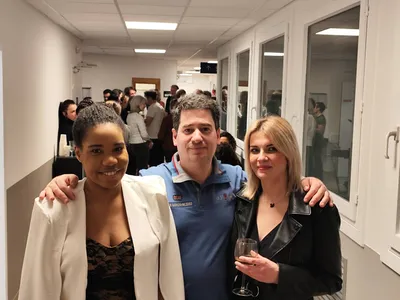 Docteur Julien Bemdame, chirurgien orthopédiste et traumatologie à l'ICP Paris avec ses infirmières