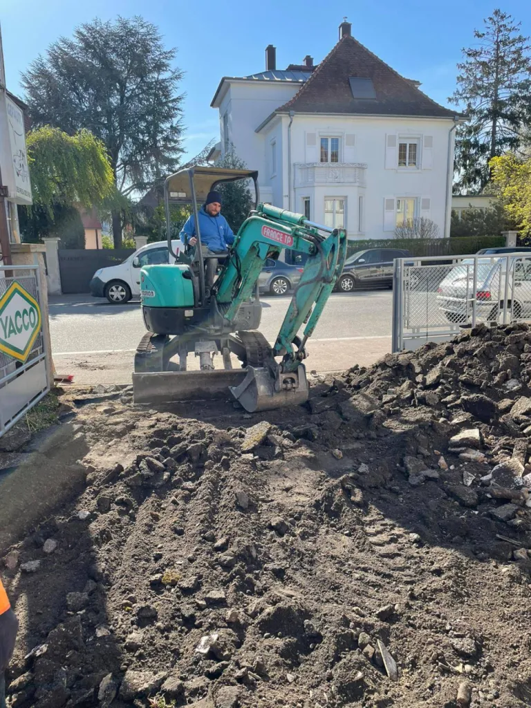 Découpe d'enrobé à la mini pelle par l'entreprise CLK  Strasbourg