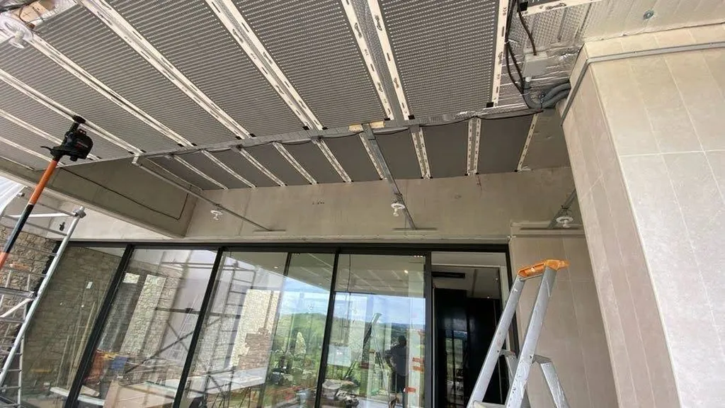 Plafond tendu et chauffage rayonnant sous une terrasse couverte - Rodez - Plafonds Tendus Occitans Aucamville