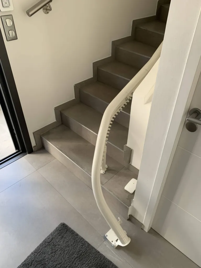 autre point de vue de ce départ de rail du fauteuil monte-escalier installé en intérieur à Marseille dans cet escalier 2/4 tournant