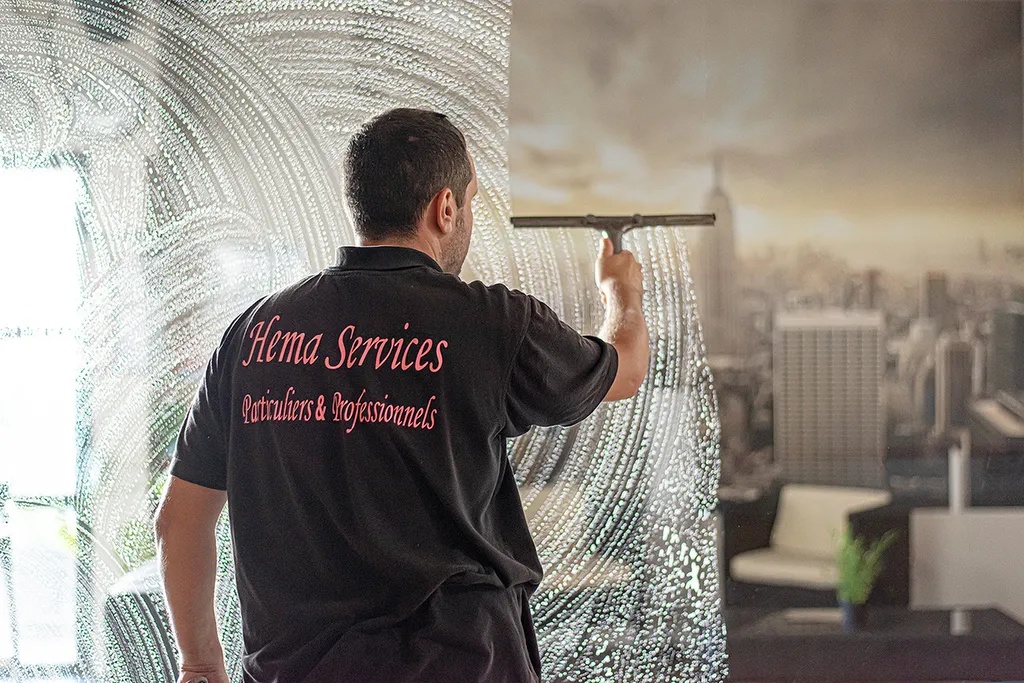 Notre zone d'activité pour ce serviceTarif pour le nettoyage de vitres à domicile à Toulon 83000 : lavage des surfaces vitrées et baies coulissantes avec perche télescopique