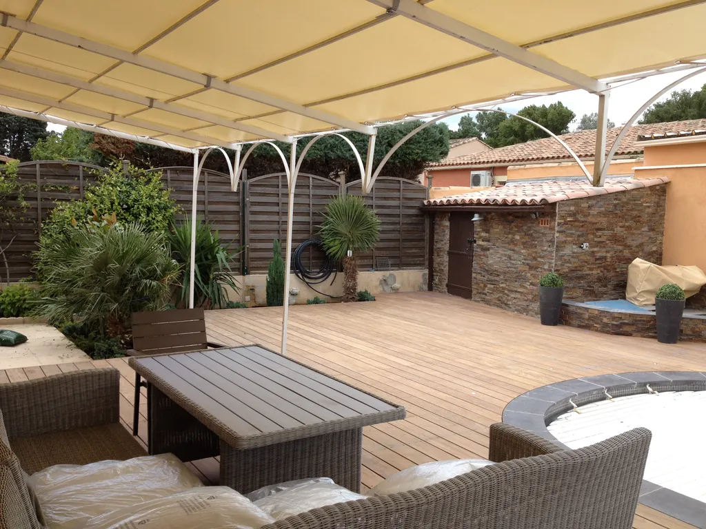 Tour de piscine en cumaru à Luynes Bouche du Rhone