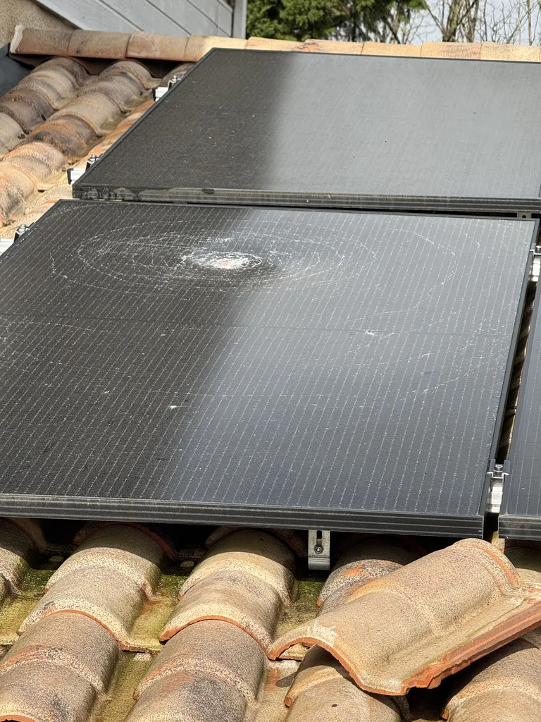 Remplacement de panneau solaire cassé après tempête sur toiture à Izon (33450) – ECSR Gironde