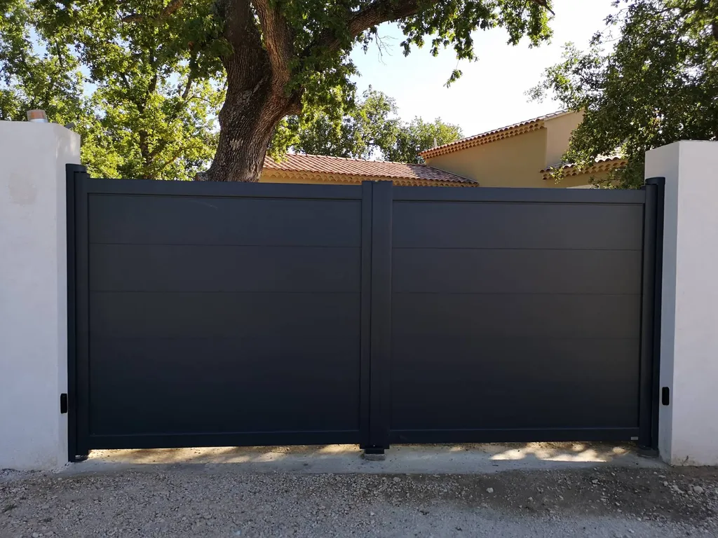 Portail sur mesure en aluminium à saint saturnin les apt 