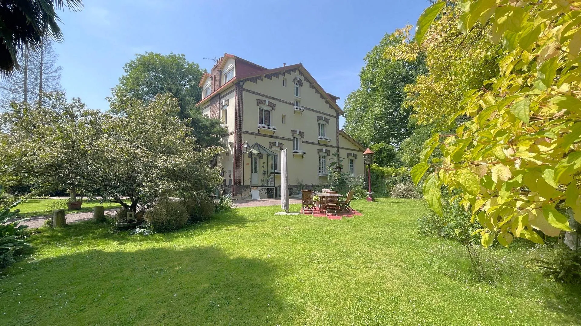 Cette propriété à vendre séduisante inclut une dépendance de 40 m² et un garage avec porte motorisée pour un confort moderne.