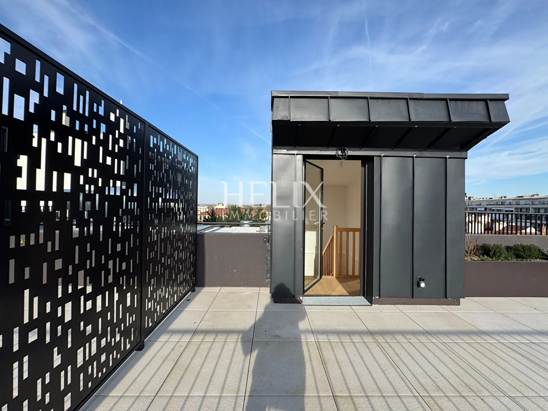 Dans une résidence neuve de Saint Germain en laye un appartement avec 4 chambres, une terrasse avec une vue sur Paris et le château.