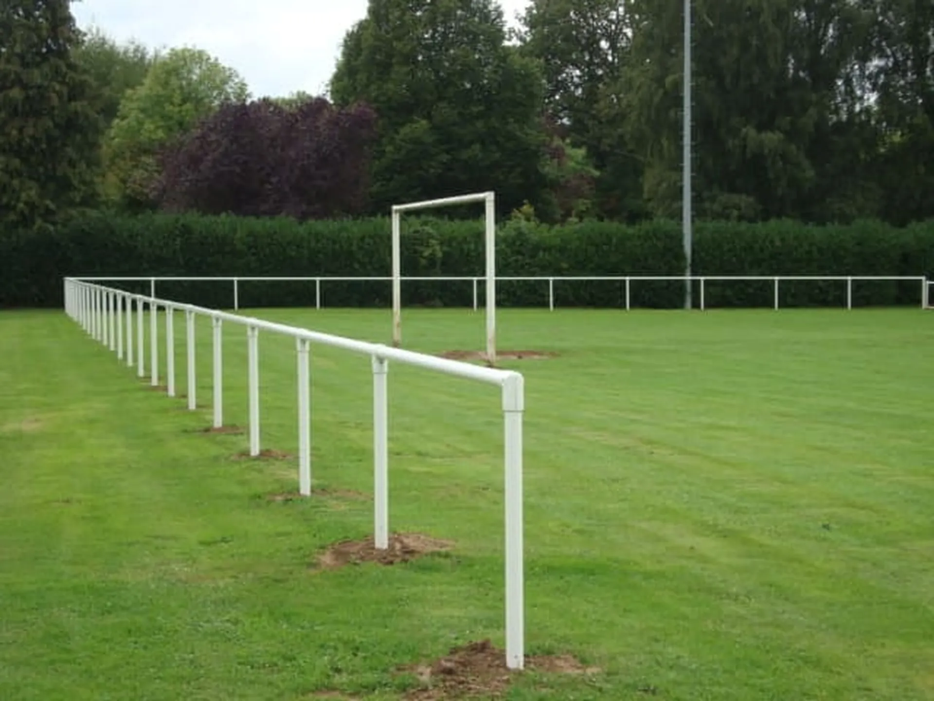 La sécurité et la délimitation de vos terrains sportifs répondent-elles aux exigences de la pratique ? Clôtures Bataille, votre entreprise spécialisée dans l'installation de clôtures, propose des solutions dédiées aux complexes à Cormeilles dans l'Eure.  