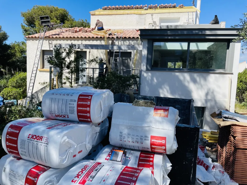 Réfection d’une toiture avec rénovation de charpente et isolation sur Aix en Provence.