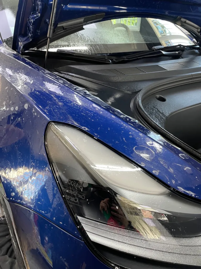 Pose d'un film de protection transparent sur cette Tesla Model 3 à Cannes 06