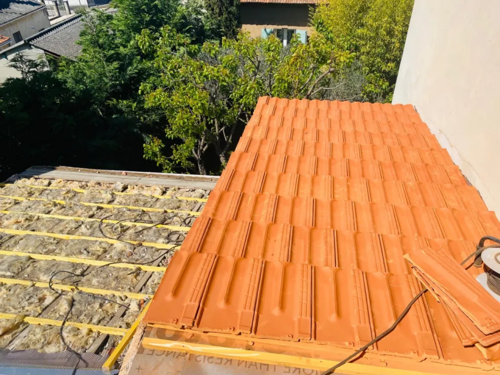 Réfection d’une toiture en tuiles plates de Marseille sur Port de Bouc près de Martigues