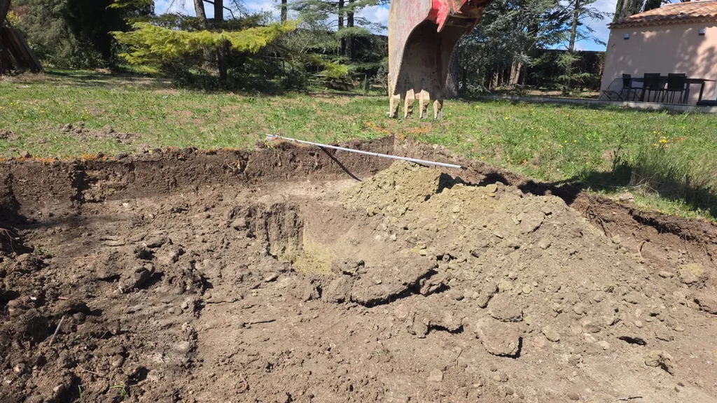 Terrassement complet pour la réalisation d'une piscine de 13 mètres avec évacuation des déblais à Rousillon