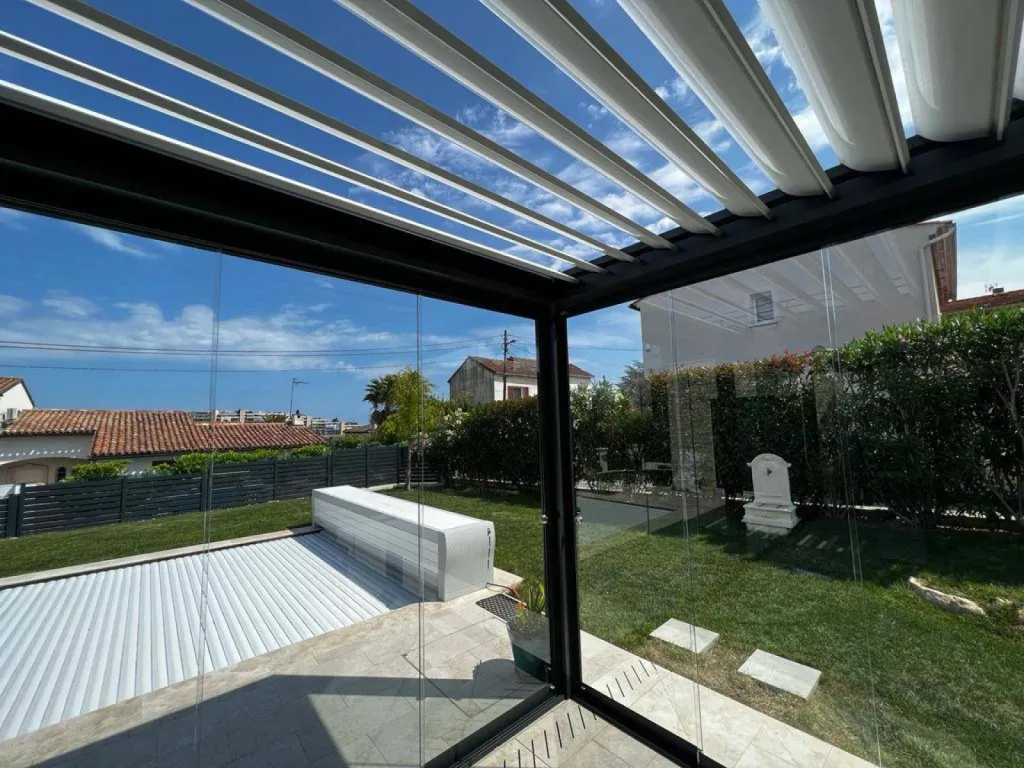 Installation de rideaux de verres sur une pergola bioclimatique à Mougins