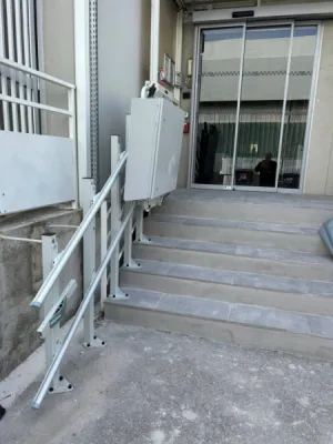 Plateforme stationnée en position haute une fois utilisée dans un escalier droit près de Marseille