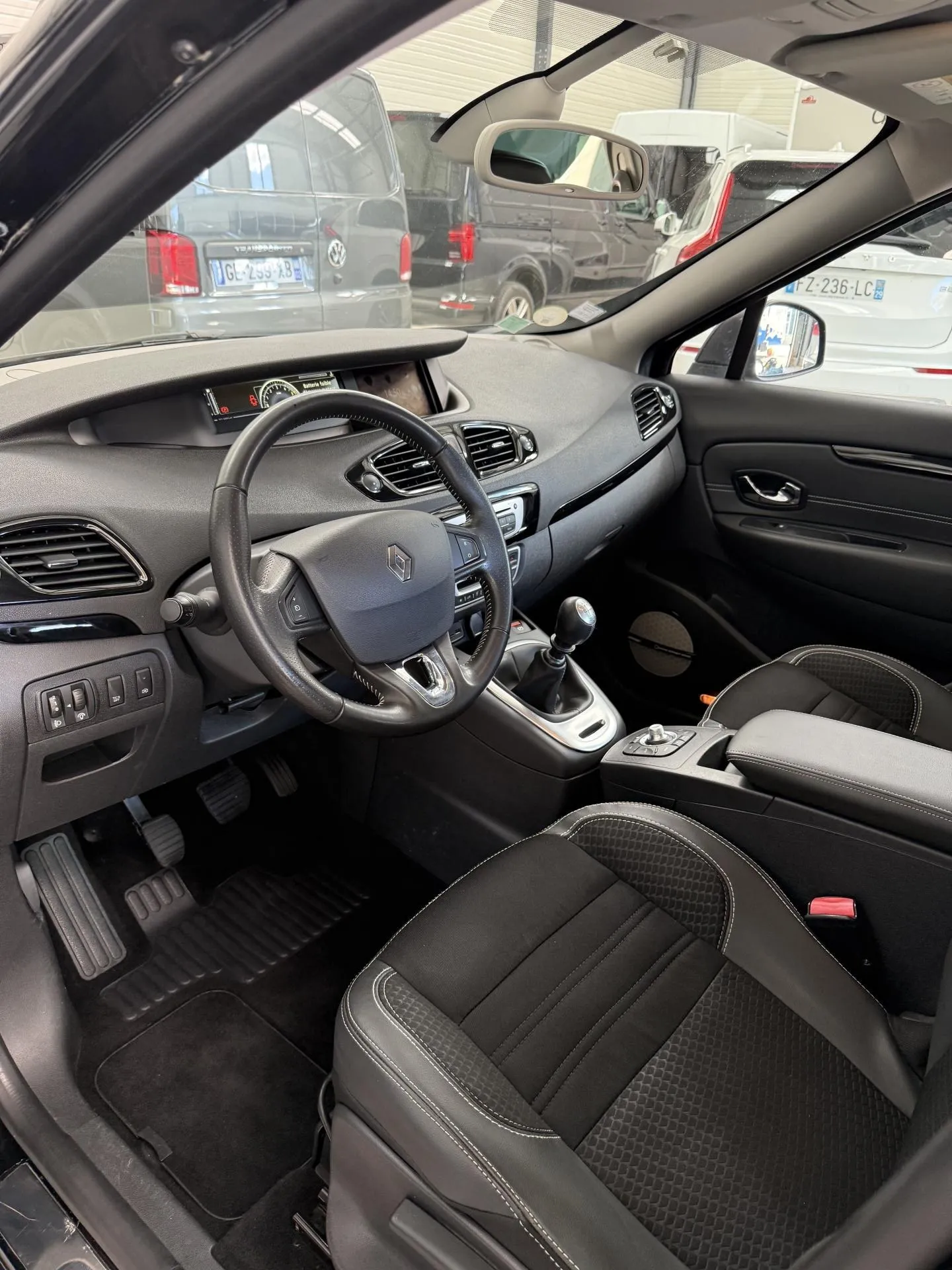 Un Renault Scénic transformé grâce à un nettoyage intérieur professionnel à Saint-Priest-en-Jarez
