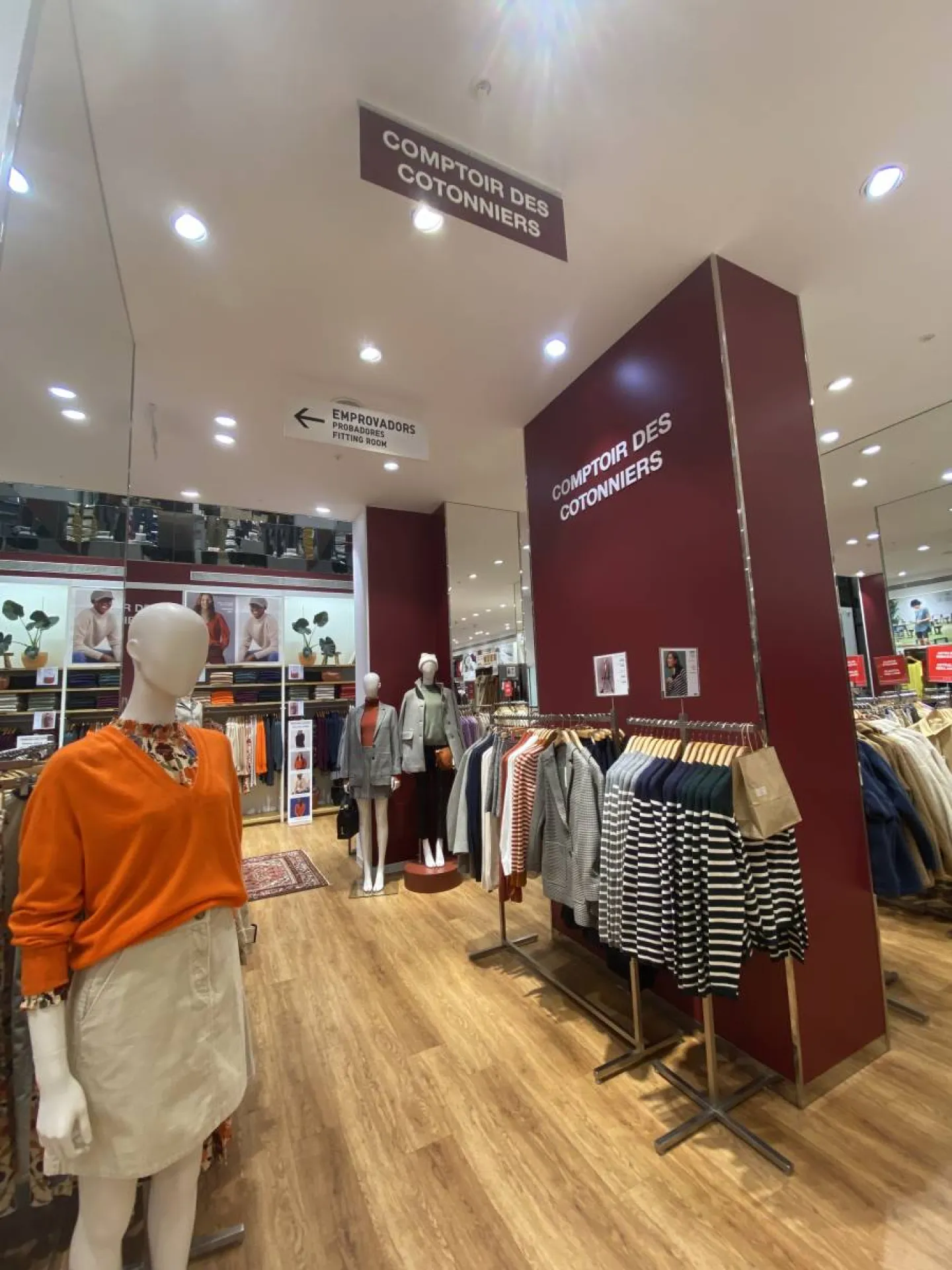 Réalisation et pose d'enseigne, d'adhésifs et de signalétique pour une boutique à Barcelone