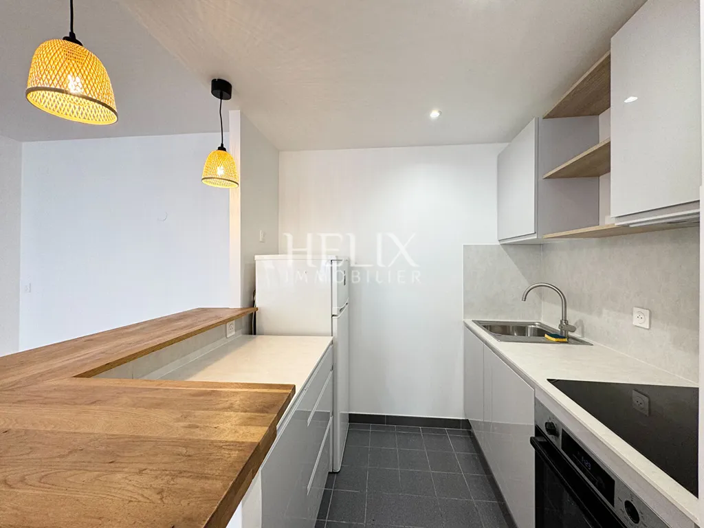 A louer centre ville de Saint Germain en Laye, un bel appartement deux pièces dans un immeuble ancien bien entretenu, à 5 mn à pied du RER A. 